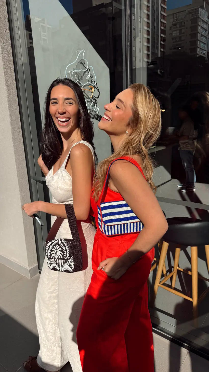 Julia Fontes usando uma peça VIRO